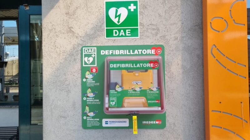 Installati i defibrillatori in tutte le 115 stazioni di FERROVIENORD